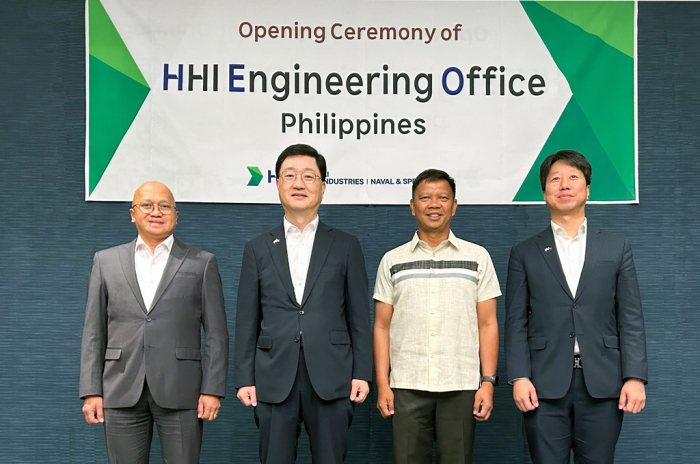 HD　Hyundai　Heavy　executives　and　senior　officials　from　the　Philippines'　Defense　Ministry　and　the　Navy　pose　for　a　photo　during　the　launch　ceremony　of　HHI　Engineering　Office　in　Manila