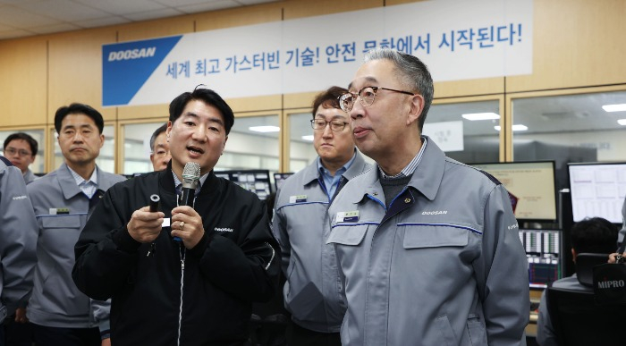 Doosan Enerbility Chairman and CEO Park Geewon (right) at the company's gas turbine plant in Changwon, South Gyeongsang Province (Courtesy of Doosan)