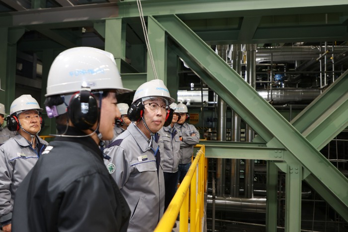 Doosan　Enerbility　Chairman　and　CEO　Park　Geewon　(third　from　left)　inspects　the　company's　gas　turbine　plant　in　Changwon　(Courtesy　of　Doosan)