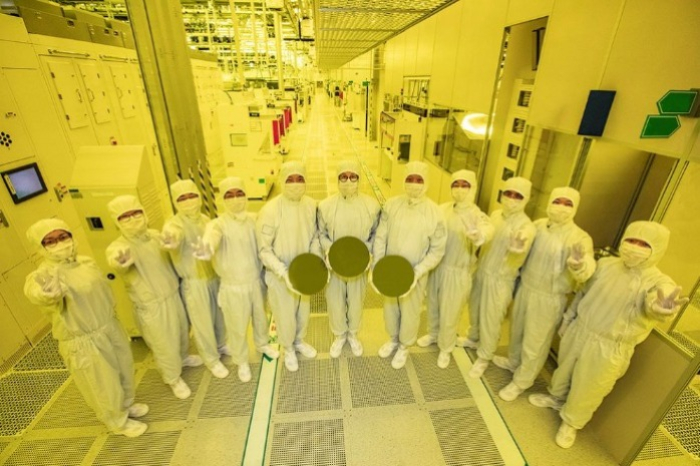 Samsung Foundry employees celebrate the first mass production of chips on the 3-nm GAA node (Courtesy of Samsung Electronics)