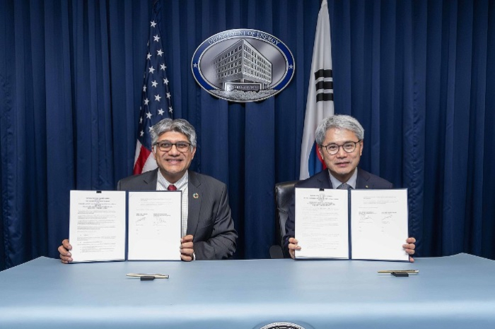 Yoon　Hee-Sung,　Chairman　&　CEO　of　KEXIM　(right)　and　he　Director　of　the　Loan　Programs　Office　in　DOE　(Courtesy　of　KESIM)