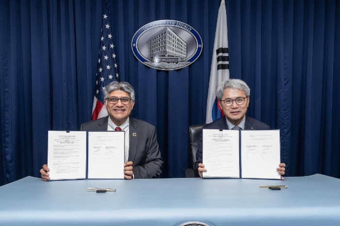 Yoon Hee-Sung, Chairman & CEO of KEXIM (right) and he Director of the Loan Programs Office in DOE (Courtesy of KESIM)