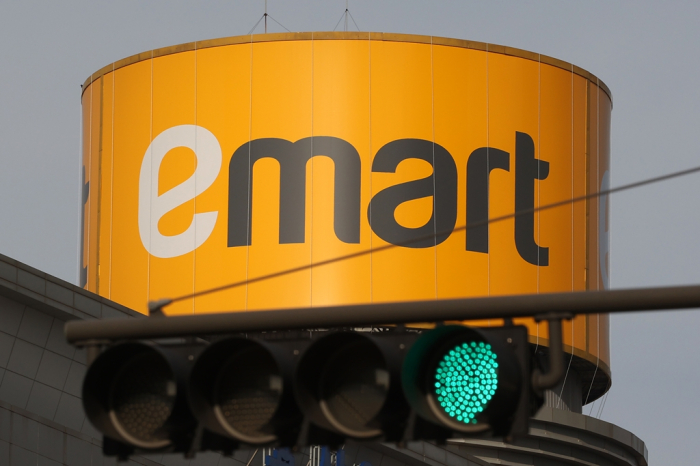 E-Mart,　the　supermarket　brand　of　Shinsegae　Group