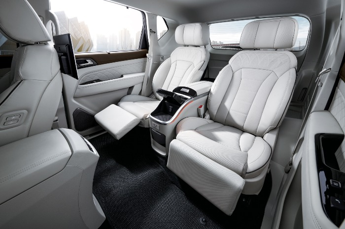 The　interior　of　KG　Mobility's　Rexton　Summit　(Courtesy　of　KG　Mobility)