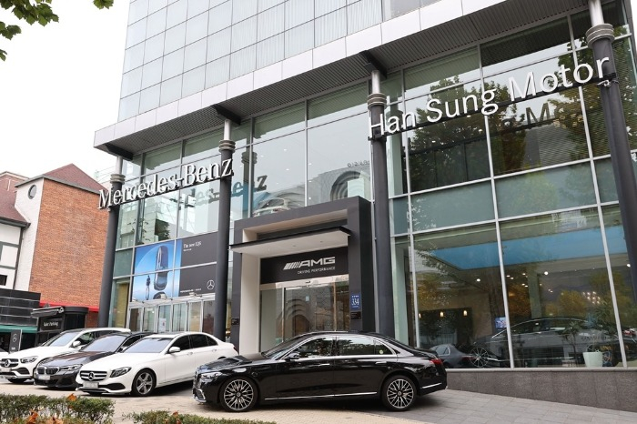 A　Mercedes-Benz　showroom　in　Seoul　(File　photo,　courtesy　of　Yonhap)