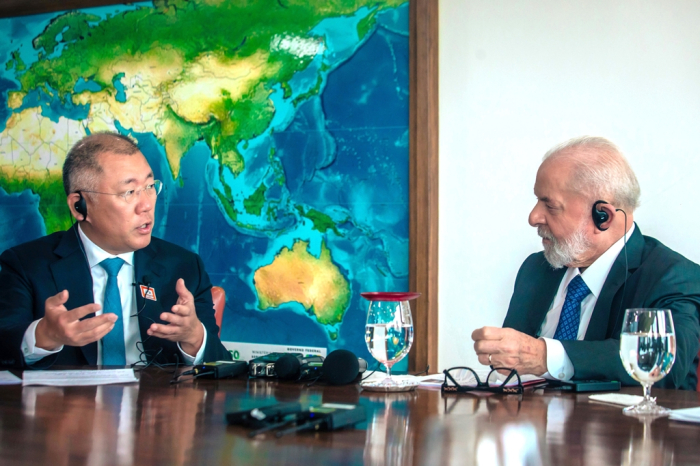 Hyundai Motor Chairman Chung Euisun (left) meets with Brazilian President Luiz Inacio Lula da Silva at the presidential office in Brasilia last month