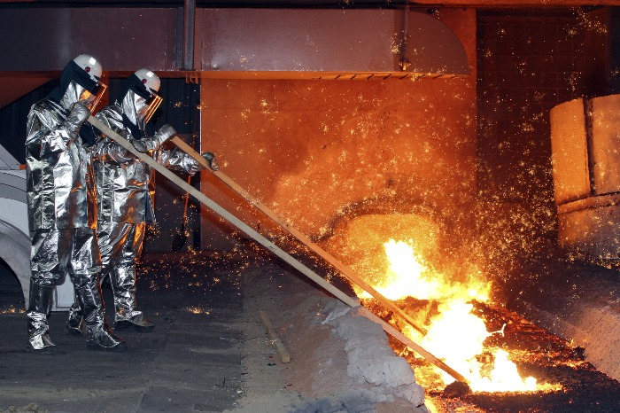 Hyundai　Steel　employees　smelting　iron　at　a　blast　furnace