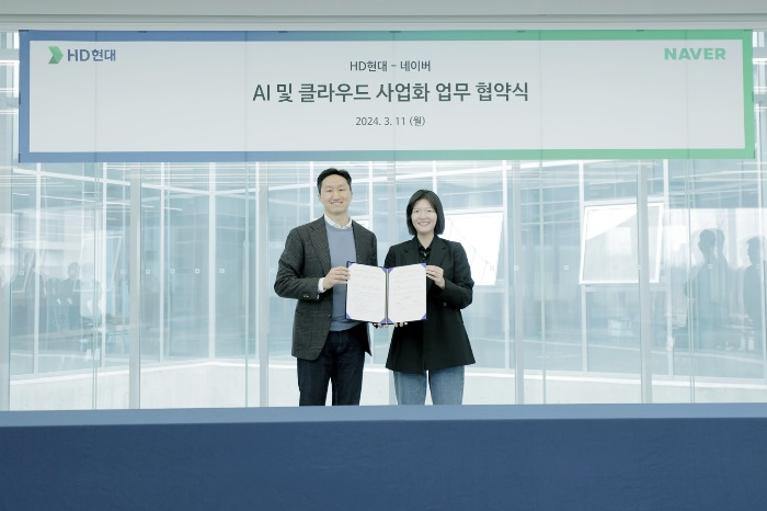 HD Hyundai CEO Chung Ki-sun (left) and Naver CEO Choi Soo-yeon