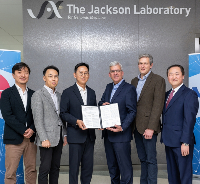 LG　AI　Research　Chief　Bae　Kyung-hoon　(third　from　left),　Lon　Cardon,　CEO　of　JAX　(third　from　right),　Charles　Lee,　scientific　director　of　JAX　for　genomic　medicine　(far　right)