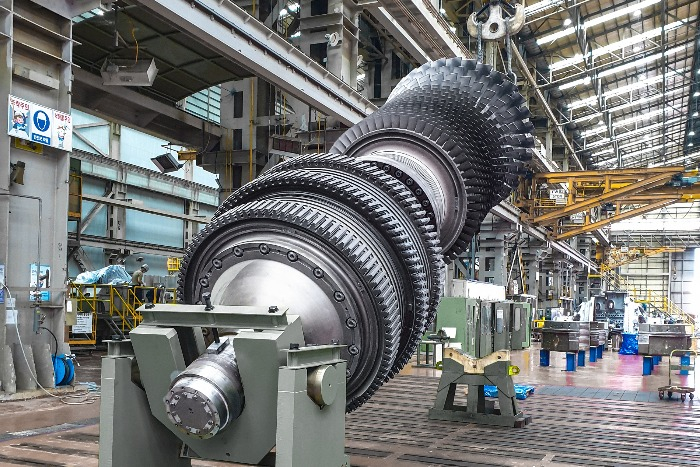 A　gas　turbine　rotor　at　a　Doosan　Enerbility　plant