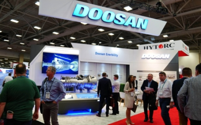 Doosan　Enerbility　displays　a　scale　model　of　a　hydrogen-fueled　gas　turbine
