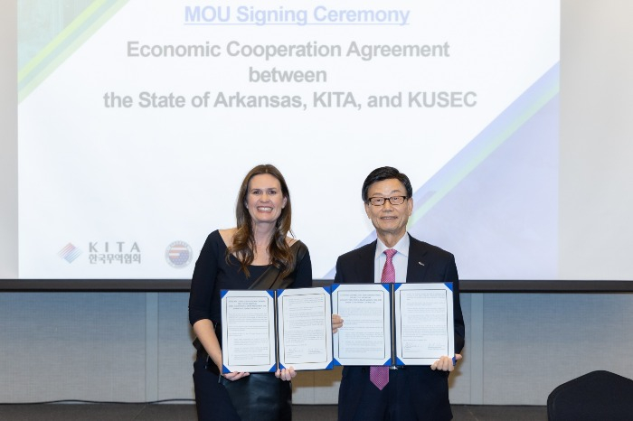 Sarah　Elizabeth　Huckabee　Sanders,　Arkansas　governor　(on　left),　and　KITA　Chairman　Yoon　Jin-sik　pose　for　a　photo　after　signing　an　MOU　to　expand　trade　and　investment　between　Arkansas　and　South　Korea　in　Seoul　on　March　11,　2024　(Courtesy　of　News1　Korea) 