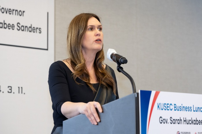 Sarah　Elizabeth　Huckabee　Sanders,　Arkansas　governor,　speaks　at　the　KUSEC　business　meeting　in　Seoul　on　March　8,　2024