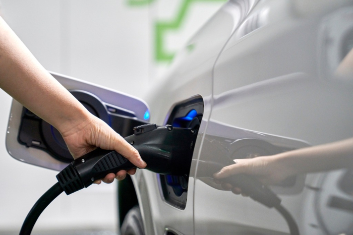 Charging　an　electric　vehicle　(Courtesy　of　Getty　Images　Bank)