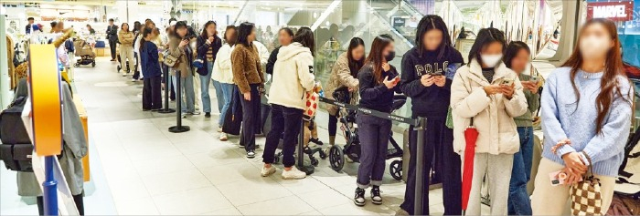 Shoppers　line　up　outside　the　pop-up　store　of　Kidikidi　at　Hyundai　Department　Store　Pangyo　on　its　opening　day　on　Feb.　19,　2024