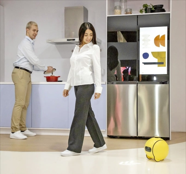 Samsung's　AI　robot　Ballie　(far　right)　unveiled　at　CES　2024