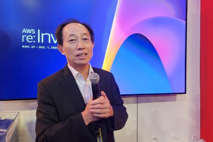 Tmax　Group　Chairman　Park　Dae-yeon　at　Amazon　Web　Service's　re:Invent　event　on　Nov.　28,　2023 