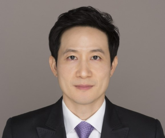 Park　Chul-whan,　a　former　senior　vice　president　of　Kumho　Petrochemical　and　cousin　of　Chairman　Park　Jun-kyung