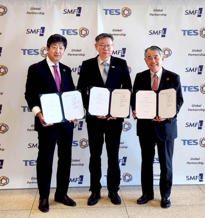 From　left,　SMFL　Rental　CEO　Hirotsugu　Harada,　TES　CEO　Terence　Ng　and　Sumitomo　Mitsui　Finance　and　Leasing　Co.　CEO　Masaki　Tachibana　pose　for　a　photo　after　signing　a　battery　recycling　business　MOU