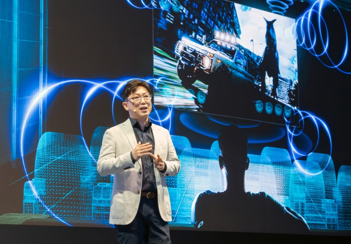 Samsung　Electronics　Visual　Display　Chief　Yong　Seok-woo　unveils　its　2024　OLED,　Neo　QLED　8K　TV　lineup　at　the　company's　Unbox　&　Discover　2024　event　in　Seoul