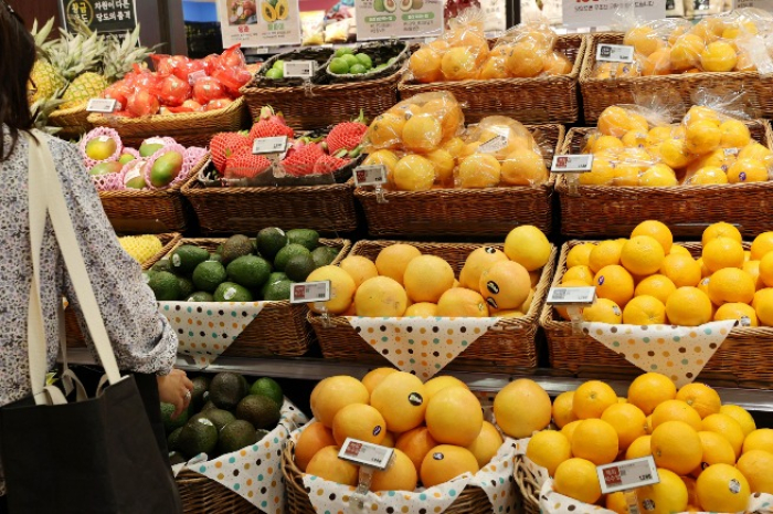 Imported　fruit　on　sale　(Courtesy　of　Yonhap)