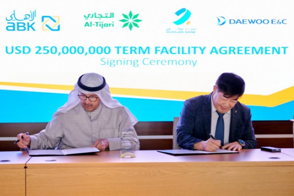 Daewoo　E&C　finance　division　head　Lee　Yong-hee　(right),　and　ABK　Acting　Group　CEO　Abdulla　Alsumait　sign　a　loan　agreement　on　March　10,　2024　(Courtesy　of　Daewoo)