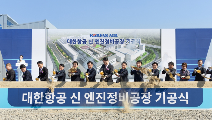 Hanjin　Group　Chairman　Cho　Won-tae　(center)　and　other　participants　shovel　soil　during　a　groundbreaking　ceremony　for　a　new　aircraft　engine　MRO　cluster　in　Incheon,　Korea
