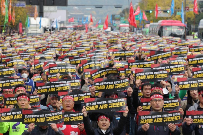 Seoul　Transportation　Corp.　employees　rally　for　youth　job　creation　and　cancellation　of　the　workforce　reduction　plan