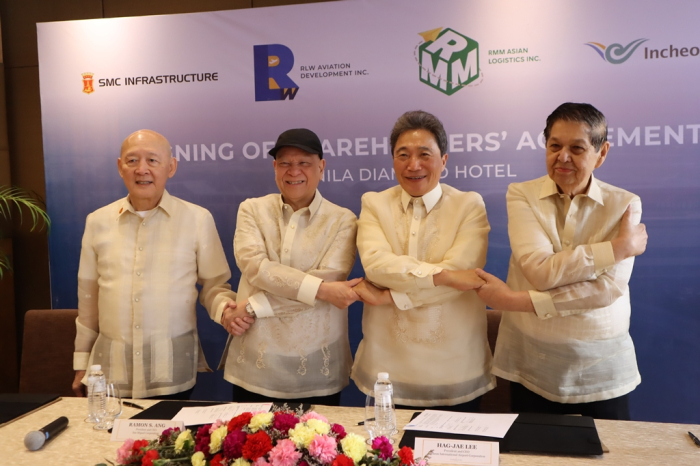 Incheon　International　Airport　(IIAC)　CEO　Lee　Hag-jae　(third　from　left)　shakes　hands　with　its　partners　after　signing　a　　billion　deal　to　operate　the　main　Manila　airport　(NAIA),　the　Philippines’　main　gateway,　on　March　18