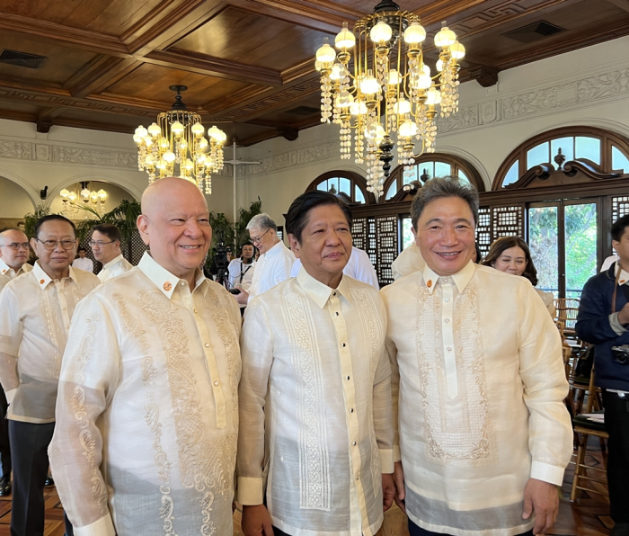 Philippine　President　Bongbong　Marcos　(center)　and　Incheon　International　Airport　CEO　Lee　Hag-jae　(right)　pose　for　a　photo　after　signing　on　a　　billion　deal