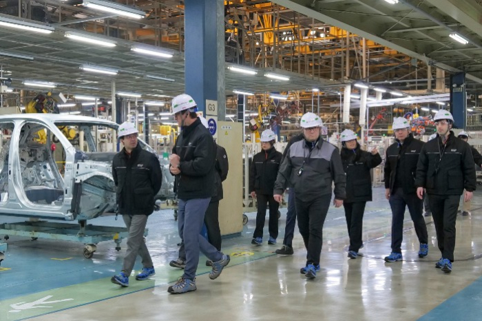 Ambassador　of　France　to　the　Republic　of　Korea,　Philippe　Bertoux,　and　embassy　officials　touring　Renault　Korea’s　plant　in　Busan　on　Feb.　25,　2024　(Courtesy　of　Yonhap)