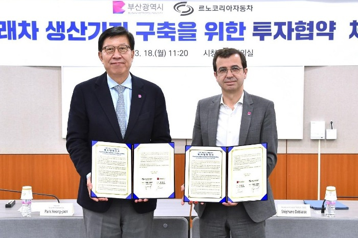 Renault Korea Motors’ Chief Executive Officer Stéphane Deblaise (right) and Busan Mayor Park Heong-joon, pose for a photo after signing an MOU on March 18, 2024 (Courtesy of Busan Metropolitan City government)