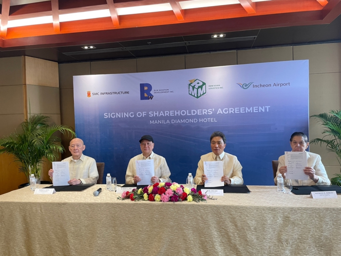Incheon　International　Airport　(IIAC)　CEO　Lee　Hag-jae　(third　from　left)　signs　a　　billion　deal　to　operate　the　Manila　airport　(NAIA)