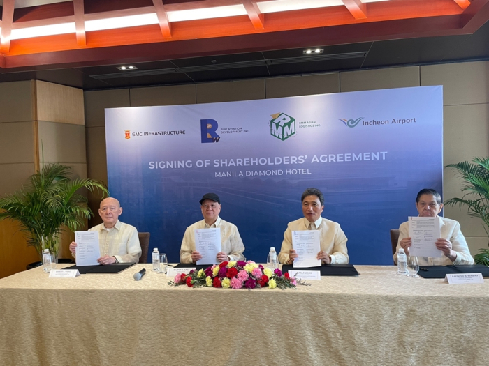 Incheon International Airport (IIAC) CEO Lee Hag-jae (third from left) signs a billion deal to operate the Manila airport (NAIA)