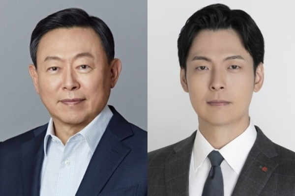 Lotte　Group　Chairman　Shin　Dong-bin　(left)　and　his　eldest　son　Shin　Yoo-yeol