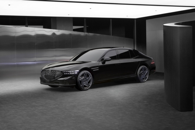 Genesis G90 Black (Courtesy of Hyundai Motor)
