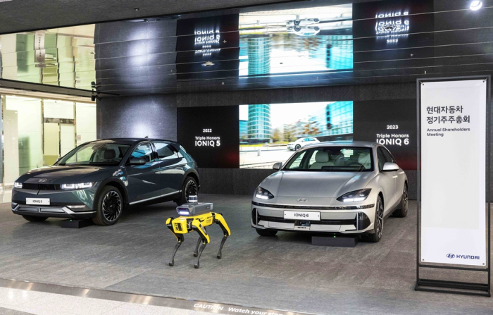 The　IONIQ　5　(from　left),　four-legged　robot　Spot　and　the　IONIQ　6　on　display　in　front　of　Hyundai　Motor's　headquarters　building
