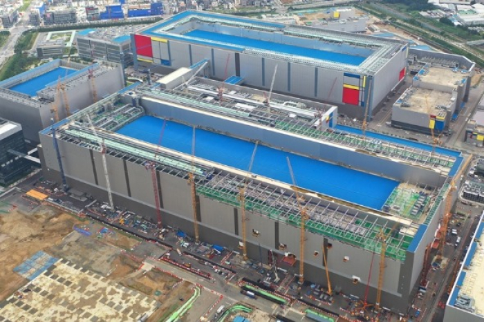 Samsung's　semiconductor　production　line　constructed　in　2020　in　Pyeongtaek,　South　Korea　(Courtesy　of　Samsung)