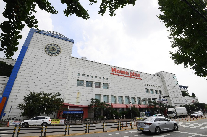 Homeplus　led　South　Korea's　big-box　supermarket　boom　in　the　early　2000s,　along　with　E-Mart　and　Lotte　Mart