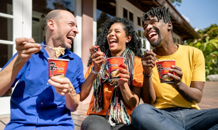 Customers　eat　Nongshim　Instant　Shin　Cup　Noodles　(File　photo,　courtesy　of　Nongshim)
