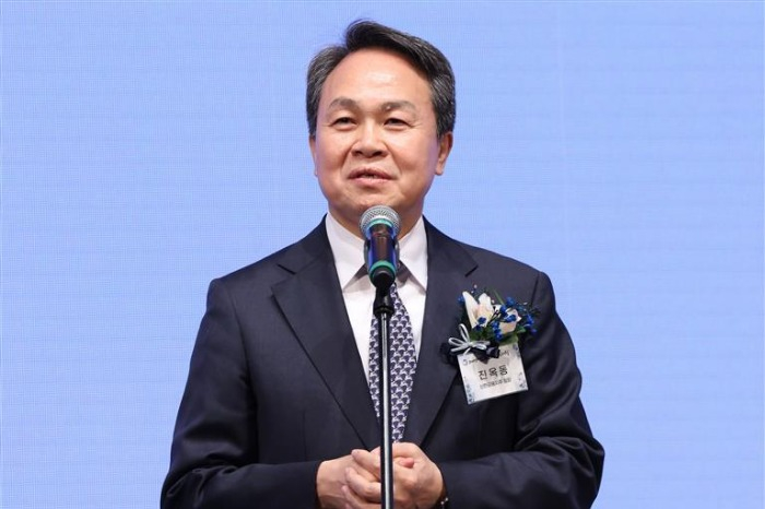 Jin　Ok-dong,　Shinhan　Financial　Group　chairman