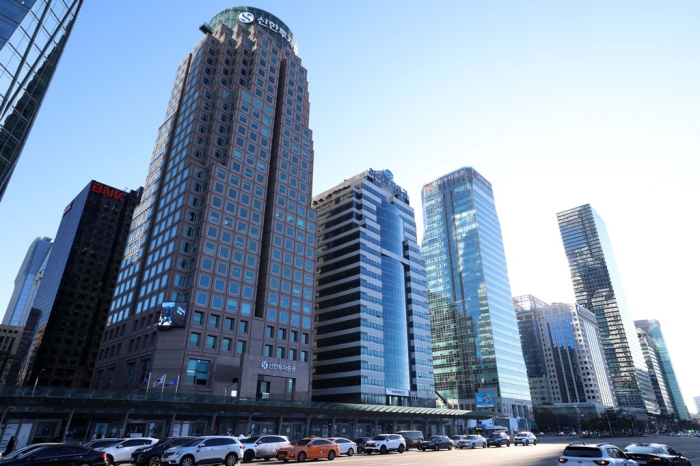 Buildings　in　Yeouido,　Seoul’s　main　finance　and　investment　banking　district　(File　photo　by　Byoung-Eon　Kim)