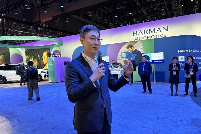 Taejung Yeo, head of Samsung Electronics automotive R&D group, speaks in front of Harman's exhibition booth during CES 2024 (Courtesy of Yonhap)