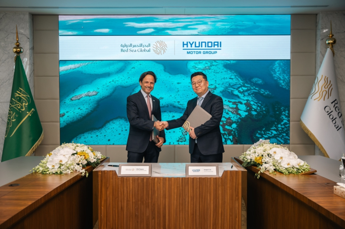 RSG　CEO　John　Pagano　(left)　shakes　hands　with　Lee　Dong-gun,　Hyundai　Motor's　future　mobility　vice　president,　after　signing　a　cooperation　MOU　in　Riyadh,　Saudi　Arabia