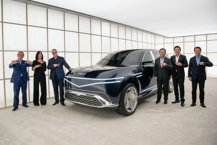 The　Genesis　Neolun　Concept　with　Hyundai　Motor　executives　including　CEO　Chang　Jae-hoon　(third　from　right)