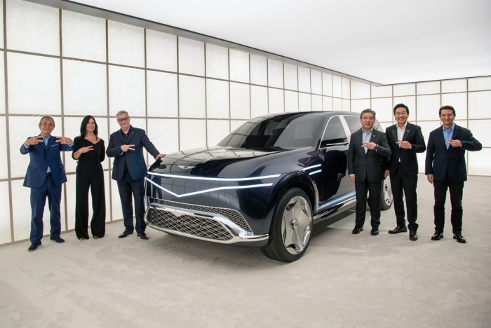 The Genesis Neolun Concept with Hyundai Motor executives including CEO Chang Jae-hoon (third from right)