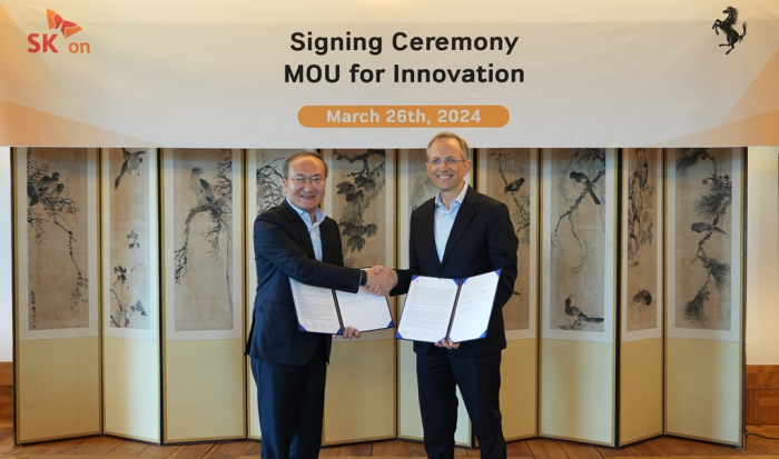 SK On President & CEO Lee Seok-Hee (left) and Ferrari CEO Benedetto Vigna shake hands after signing a battery technology cooperation deal on March 26, 2024, in Seoul (Courtesy of SK On)