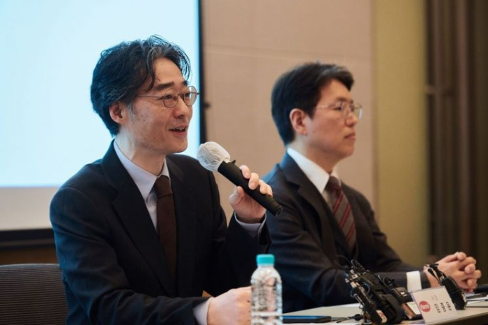 Lim Jong-yoon, Hanmi Pharmaceutical co-president (left), Liom Jong-hoon, Hanmi Fine Chemical CEO (Courtesy of Yonhap News)