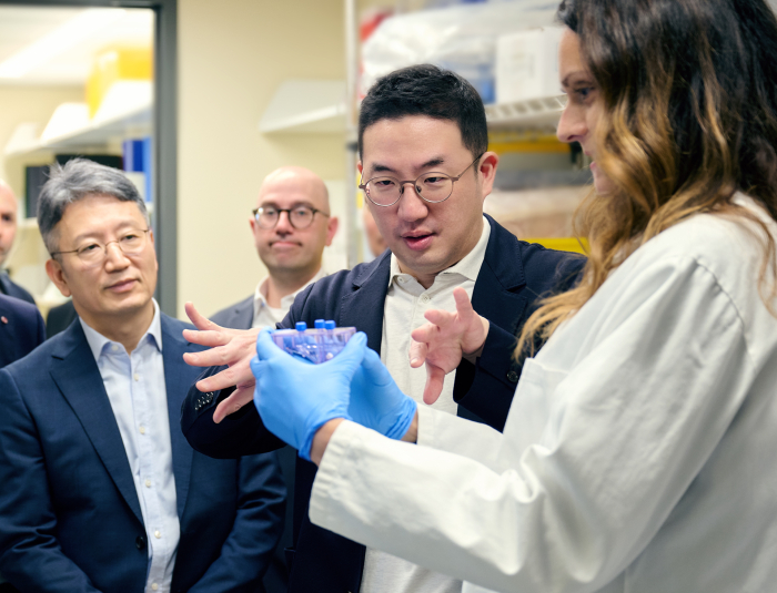 Koo Kwang-mo (second from right), chairman and chief executive of LG Group, visits the Dana-Farber Cancer Institute in Boston in 2023 (Courtesy of LG Group)