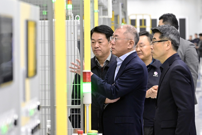 Hyundai　Motor　Chairman　Chung　(center)　looks　around　Kia's　Gwangmyung　EV　plant　EVO　west　of　Seoul　in　January
